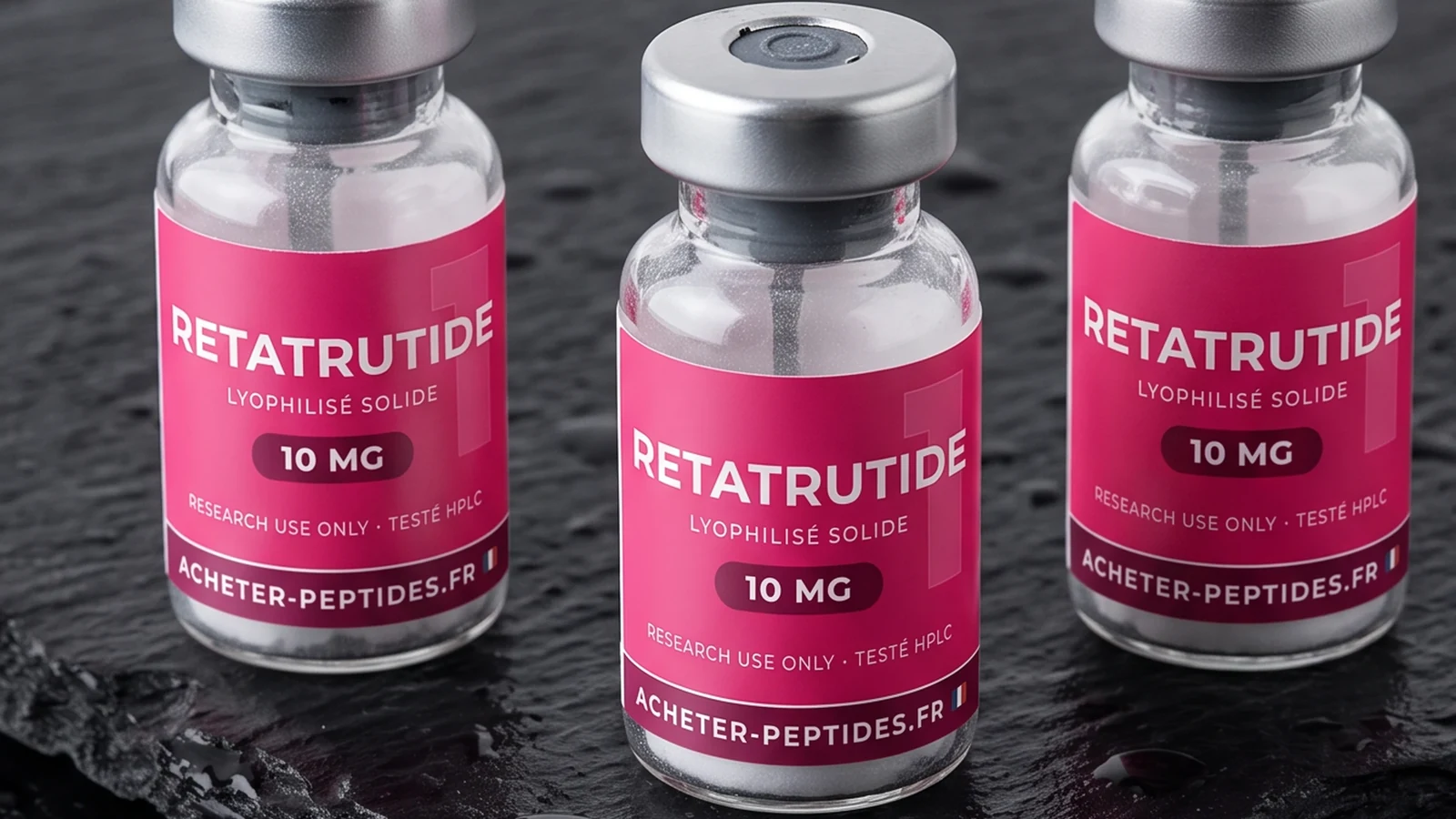 Reta peptide (rétatrutide) — gros plan sur des flacons de rétatrutide 10 mg, poudre lyophilisée, étiquette rose sur ardoise noire